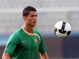 Cristiano Ronaldo, juega con el balón durante una sesión de entrenamiento en Tirana./EFE