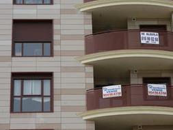 La compraventa de viviendas sigue bajo mínimos tras caer en abril un 47%