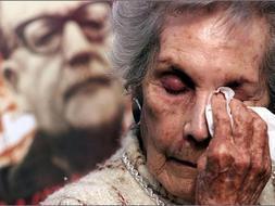 Michelle Bachelet le envió una carta por su cumpleaños en la que le transmitió su admiración, "por su ejemplo de entereza y de consecuencia"./ Archivo