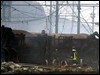 Los bomberos inspeccionan los vagones quemados del tren accidentado en Viareggio / AP