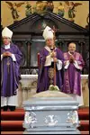 El arzobispo de La Habana, Cardenal Jaime Ortega, oficia la misa durante el funeral del sacerdote español Mariano Arroyo, hoy, 17 de julio de 2009, en la Catedral de la capital cubana / EFE