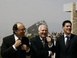 El Gobierno aparca la soberanía y anuncia que firmará convenios con Gibraltar