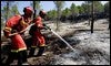 Efectivos de la UME refrescan una zona del incendio de Zaragoza / EFE