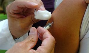 Los médicos aseguran que «no tiene sentido vacunar a toda la población»