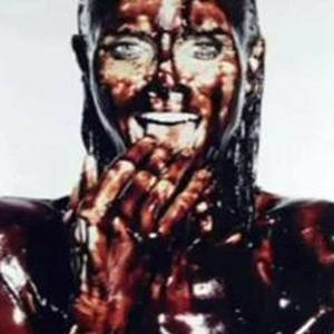 Heidi Klum posa embarazada y cubierta de chocolate