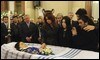 La presidenta argentina, Cristina Fernández de Kirchner visitó la capilla ardiente de la cantante  Mercedes Sosa / EFE