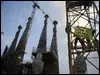 Greenpeace despliega un cartel en la Sagrada Familia coincidiendo con la cumbre del clima en Barcelona / PEDRO ARMESTRE