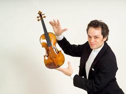 Schmid suma su violín a los sones de la OFGC