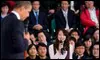 Una estudiante pregunta a Obama durante el encuentro / AP