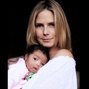Heidi Klum y Seal presentan a la pequeña Lou Sulola Samuel