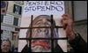 Uno de los asistentes a la marcha contra Berlusconi en Roma / VERÓNICA BECERRIL