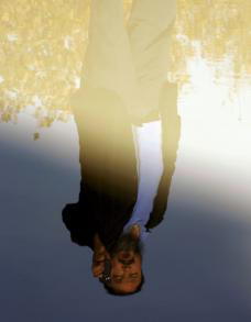 El artista chino Ai Weiwei llena de café y leche el Mies van der Rohe