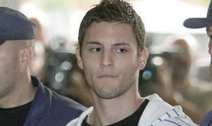 Samuel, acusado de cómplice en el crimen, abandona la prisión