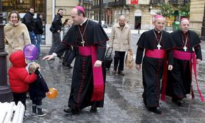 Munilla, aclamado por los fieles con una ovación de ocho minutos
