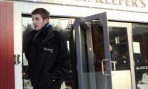 El joven amante de Mrs. Robinson alegó cáncer de testículos para cortar con ella