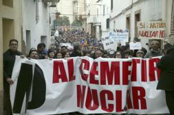 Pancartas a favor en los balcones de Ascó al paso de la manifestación contra el ATC