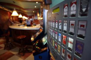 Reino Unido prohibirá las máquinas de tabaco y fumar a la puerta del trabajo