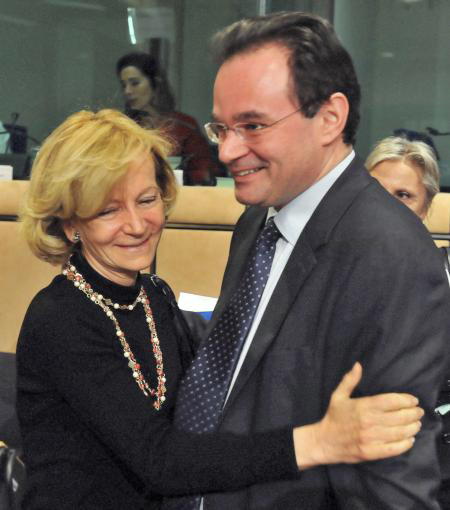 La CE investiga la huella de Wall Street en el maquillaje de la deuda griega