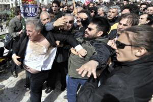 La violencia sacude a Grecia tras las nuevas medidas de austeridad de Papandreu