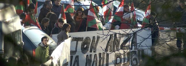Manifestantes se encaran contra la Policía francesa por Jon Anza