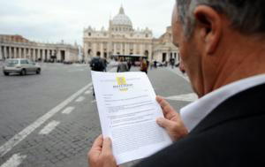 Un periodista leía ayer frente al Vaticano la carta a los católicos irlandeses condenando los abusos sexuales / AFP