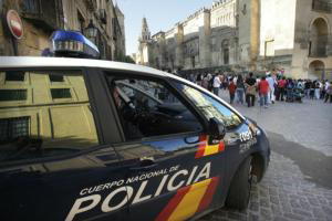 Un centenar de musulmanes se enfrenta a la Policía en la Catedral de Córdoba