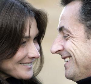 La policía investiga los rumores de infidelidad en la pareja Sarkozy-Bruni