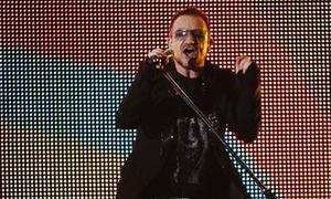 El cantante de U2 mete mano en Facebook