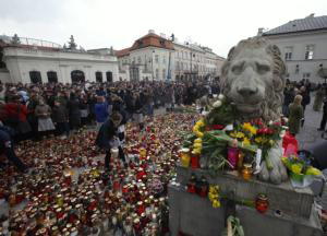 REUTERS  Flores, velas, llantos: una gran multitud se dio cita ayer ante el palacio presidencial, en Varsovia