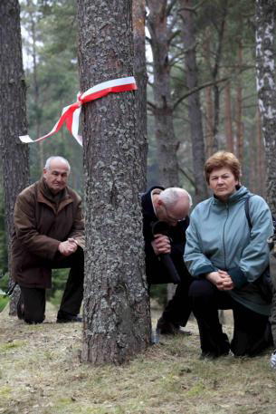 EFE  Familiares de las víctimas de Katyn rezaban ayer por Polonia