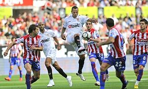 El Sevilla golea sin fútbol, a ritmo de feria