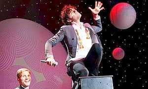 Mika contagia con su pop efervescente