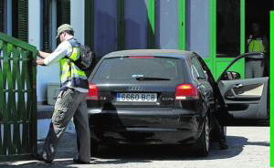 ABC  La imagen, de septiembre de 2009, muestra el registro en el domicilio del ex alcalde de Yaiza, José Francisco Reyes (PNL-Nueva Canarias)