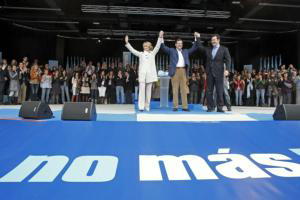 EFE  Aguirre, Rajoy y el presidente local del PP en Leganés, Jesús Gómez, saludan a los asistentes al acto