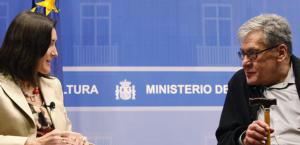 El poeta José Emilio Pacheco y la ministra de Cultura, Ángeles González-Sinde, ayer en Madrid