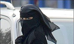 Multa de 22 euros a una mujer por conducir con niqab en Francia