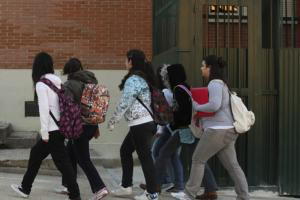 La joven Najwa, con chaqueta negra y la capucha puesta, ayer, a su llegada al instituto madrileño Camilo José Cela, tras una semana de ausencia  JOSÉ ALFONSO