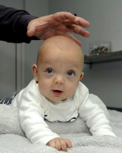 EFE  La posición de boca abajo estimula la motricidad de los bebés, según un estudio del Hospital Materno