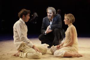 ABC  Edward Bennett, Stephen Dillane y Juliet Rylance, en una escena de «La tempestad»