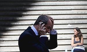 Wall Street modera su caída tras un ataque de pánico por la situación en Grecia