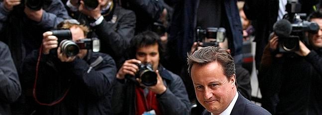 Cameron hace a Clegg una «gran oferta», sin prometer sistema proporcional