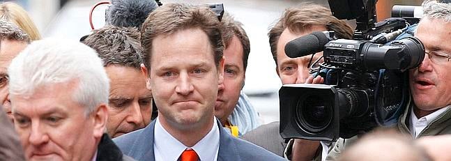 Clegg dice que es Cameron y no Brown quien debe formar gobierno