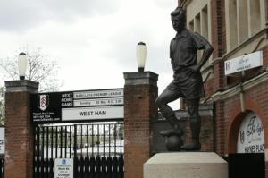 La estatua del ídolo del Fulham, Johnny Haynes, preside una de las entradas al estadio | FOTO: JORDI ROMEU