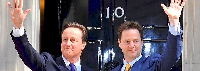 Clegg renuncia a los «sin papeles», Cameron acepta elegir los Lores