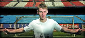 David de Gea posó para ABC en el estadio Vicente Calderón en la víspera del viaje a Hamburgo | FOTO: IGNACIO GIL