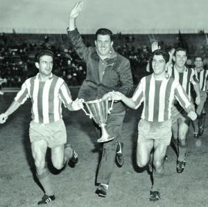 En 1962, el Atlético ganaba la Recopa ante la Fiorentina (izquierda) en el Neckarstadion de Stuttgart con José Luis Villalonga en el banquillo. La renuncia del Bayern de Munich permitió que los madrileños disputaran, en 1975, la Copa Intercontinental ante el Independiente de Avellaneda, título que también consiguió llevar a sus vitrinas