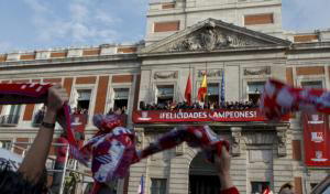 EFE | Los jugadores salen al balcón de la Real Casa de Correos para mostrar la copa a los casi 5.000 seguidores que se congregaron en la Puerta del Sol