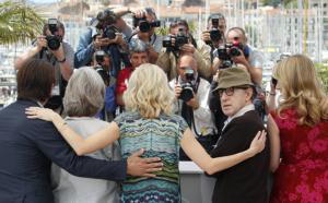 REUTERS Woody Allen, ayer en Cannes junto a los actores de su nueva película, posando ante los fotógrafos