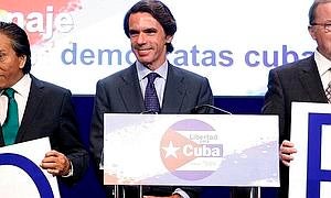Aznar pide «elecciones inmediatas» y considera que dividir entre ricos y pobres ahuyenta a las empresas