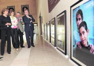 F. BLANCO  Carmen Luis, Mercedes Coloma, Javier Martín Burillo y José Manuel Fernández Santiago visitan la muestra «Hermanos» / F. BLANCO